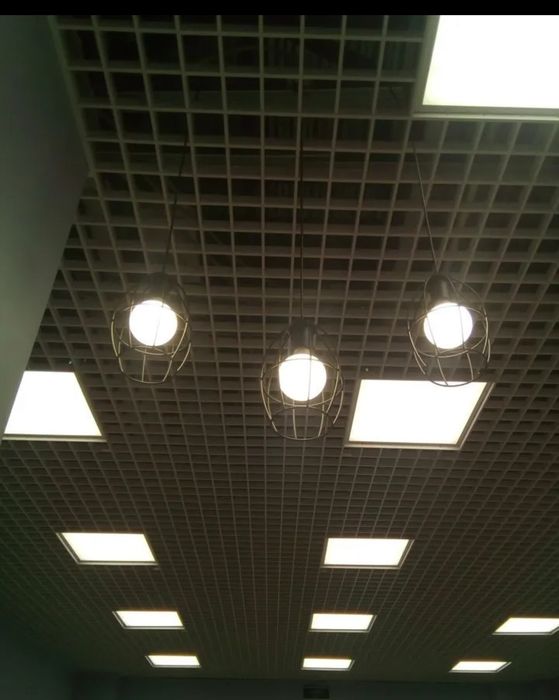 Монтаж потолков Армстронг грильят.