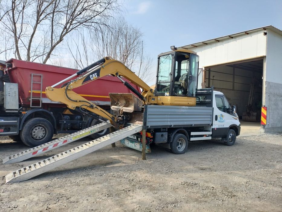 Miniexcavator Caterpillar 5,5t cu 4 cupe  din care cea de taluz rotat