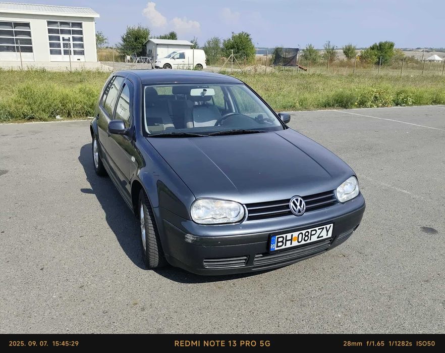 Vand Volkswagen Golf IV, fără rugină, foarte întrețiunută. Accept unele schimburi!
