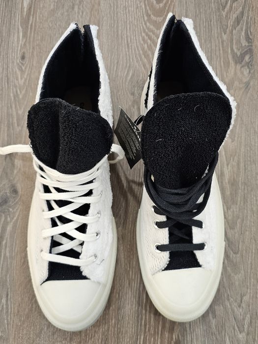 Converse noi cu eticheta