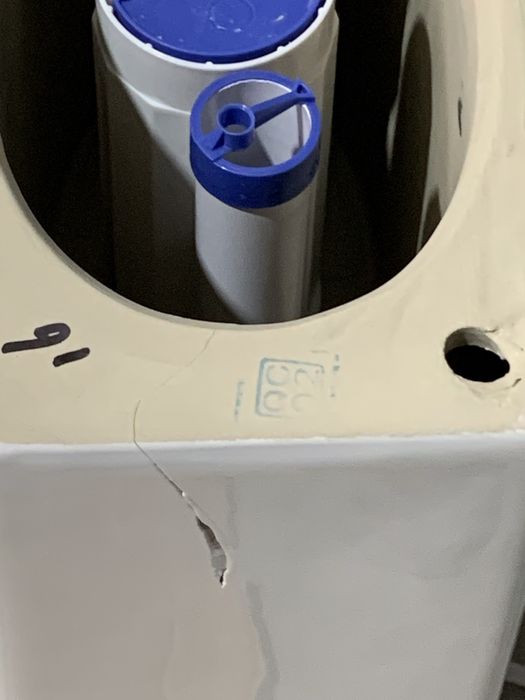 Унитаз с трещиной