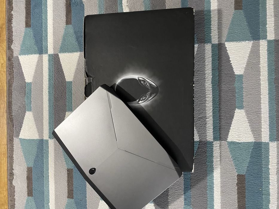 Vând laptop Alienware 17