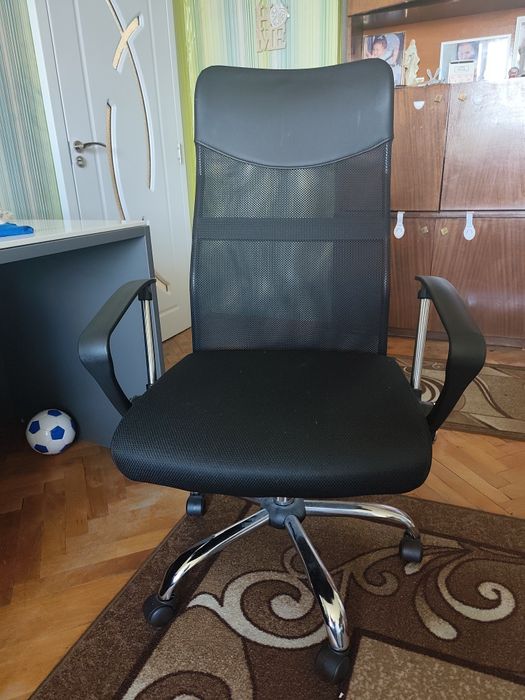 Продавам офис стол