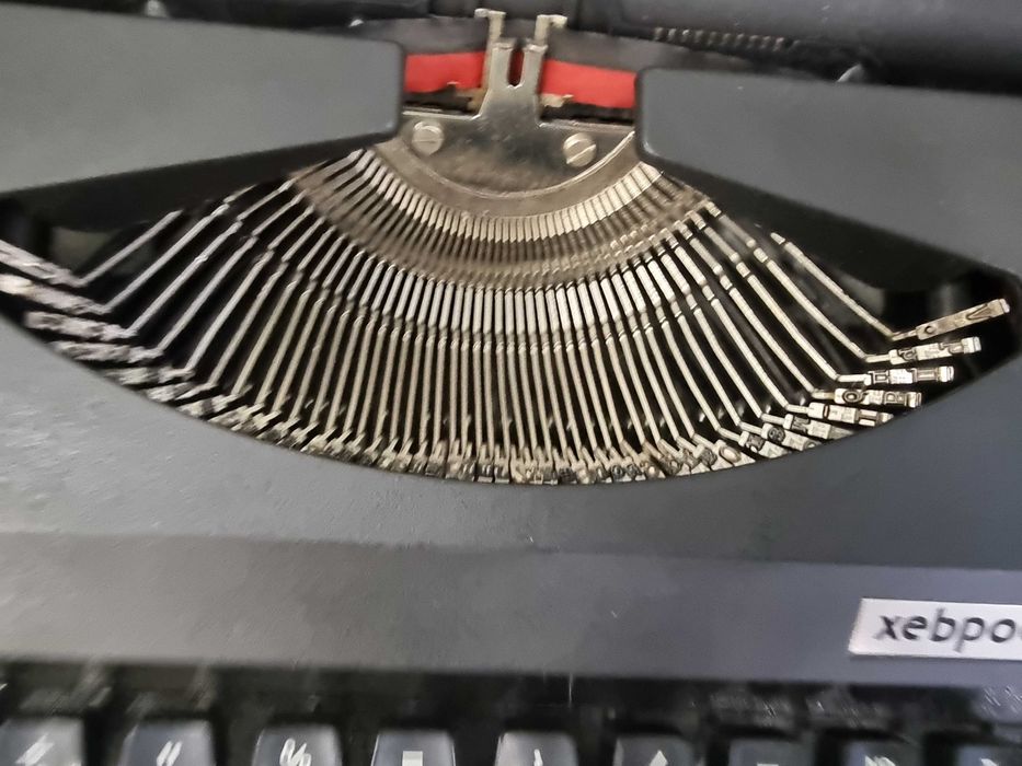 Пишеща машина на кирилица Хеброс 1300