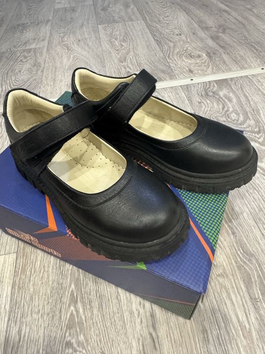 Продам школьные туфли для девочек