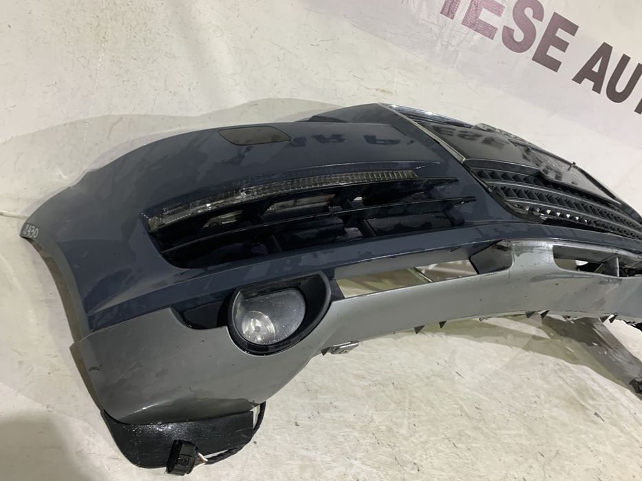 Bara fata Audi Q7, 2006, 2007, 2008, 2009, 2010, cod origine OE 4L0807437, cu gauri pentru spalatori faruri. Bara este noua, spoilerul atins si grila radiator defecta.