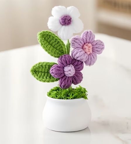 Ръчно изработени цветя, мартенички и дървени поставки за снимки