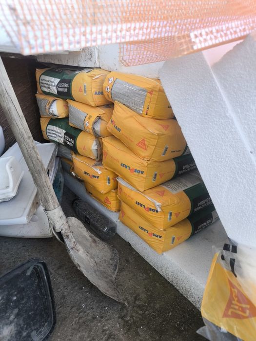 Vând materiale rămase sigilate