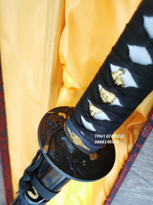 Остър меч катана с дървена лакирана кания и красива кутия