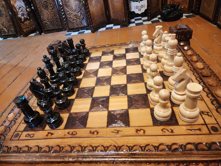 Шахматы  ручной работы "Замок" размер 70х70