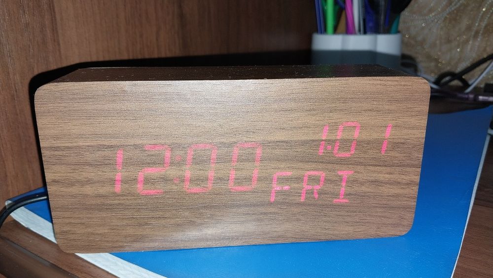 Продаются электронные  часы.