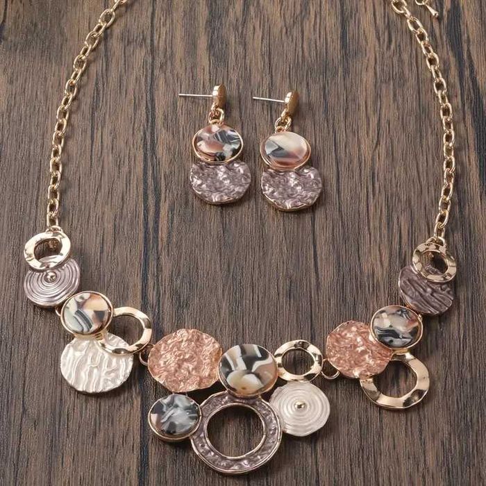 Стилни и красиви комплекти колиета с обеци