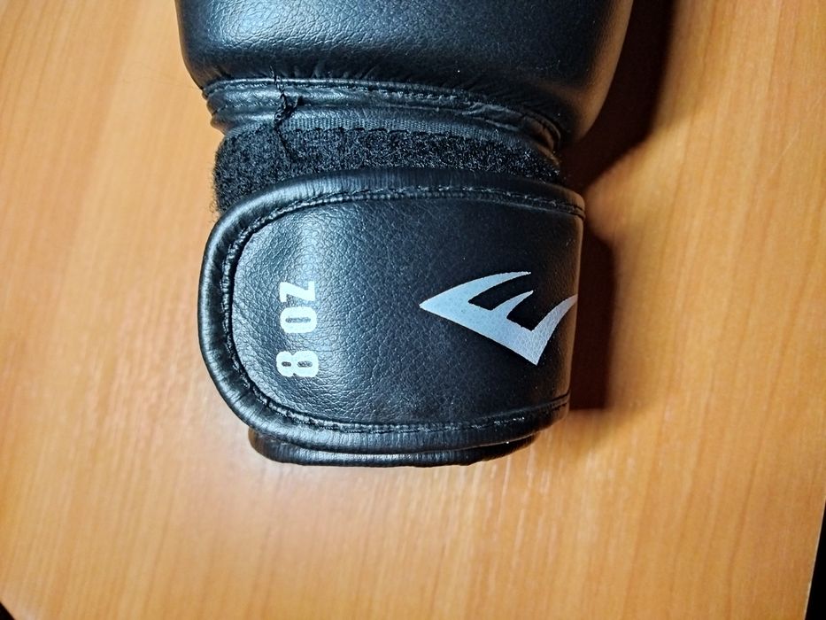 Продам перчатки боксерские Everlast