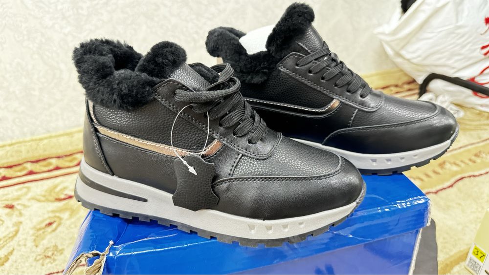 Новые женские кроссовки,