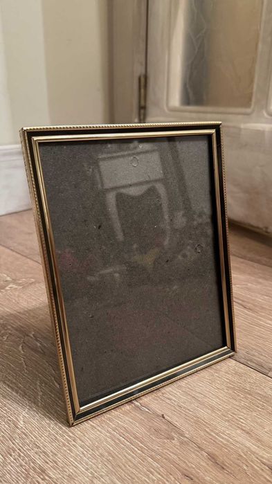 Винтидж елегантна рамка – месинг с черен емайл.
