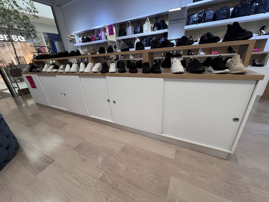 Mobilier complet pentru magazin, făcut la comandă – stare foarte bună