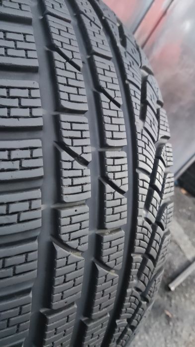 1бр. зимма гума 235/45/18 Pirelli Sotto Zero, W240 
dot22
8.5mm
Добро