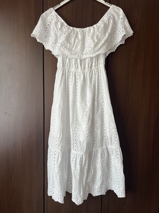 Rochita superba cu broderie englezeasca