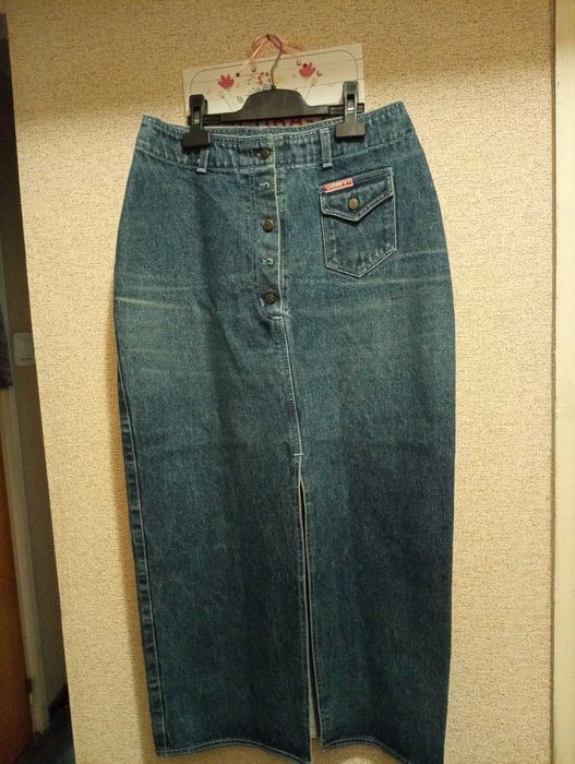 Fustă midi din denim – clasică și versatilă