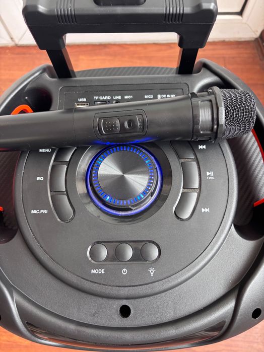Boxă AKAI 50W cu microfon wireless inclus, folosită o singură dată, stare impecabilă!
