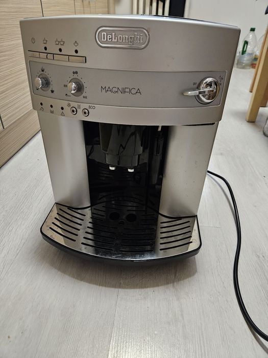 Vând aparat de cafea DeLonghi MAGNIFICA