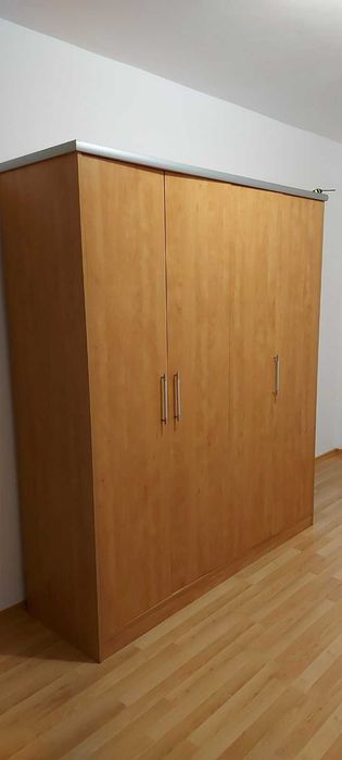 Гардероб с размери 202 х 180 х 53,5 см