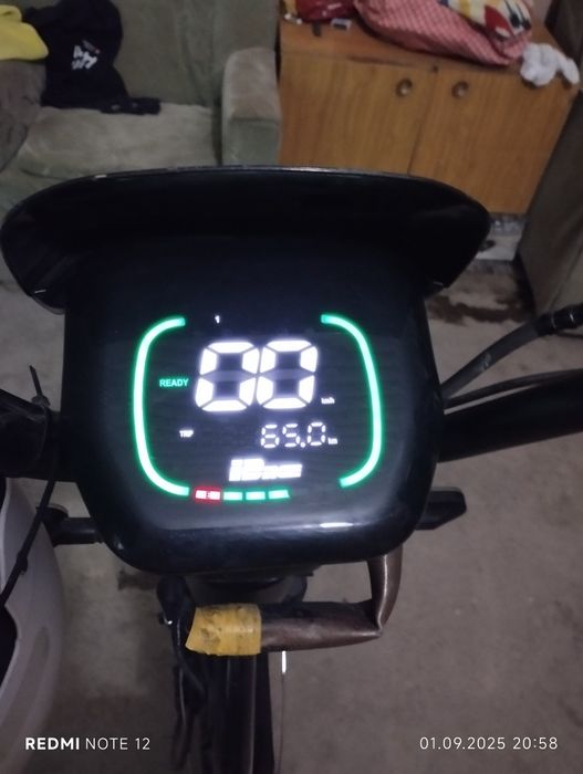 Электровелосипед и простой велосипед вместе