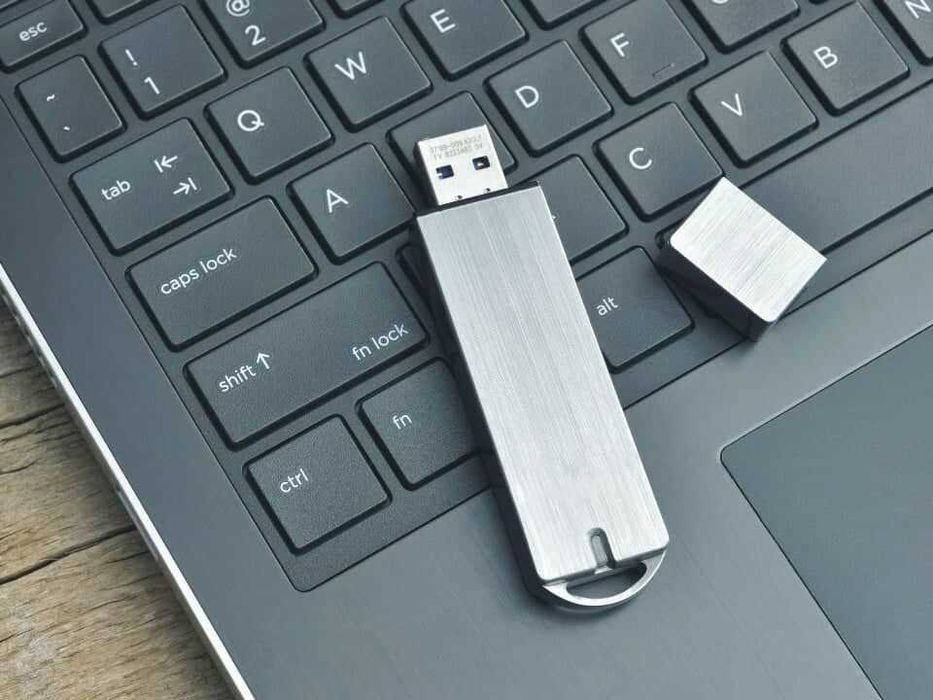 Stick USB bootabil Windows 10 Home sau Pro + licenta originala retail