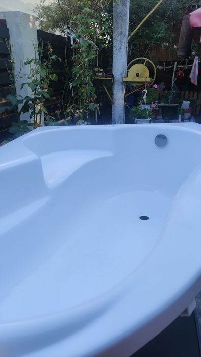 Vând cadă din acril, colț dreapta cu suport metalic și mască și chiuvetă cu picior. Stare foarte buna.