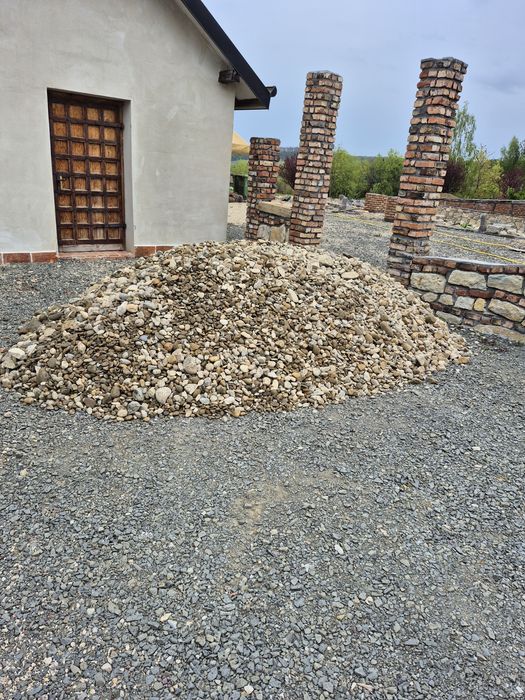 Nisip, sort,piatra,pamant,lemne de foc, material concasat