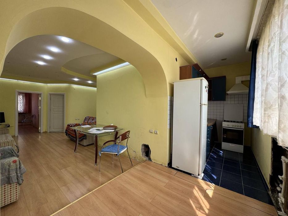 Срочно! Квартира на Юнус Раджабий 3/2/4 общ пл 65м балкон 2*6