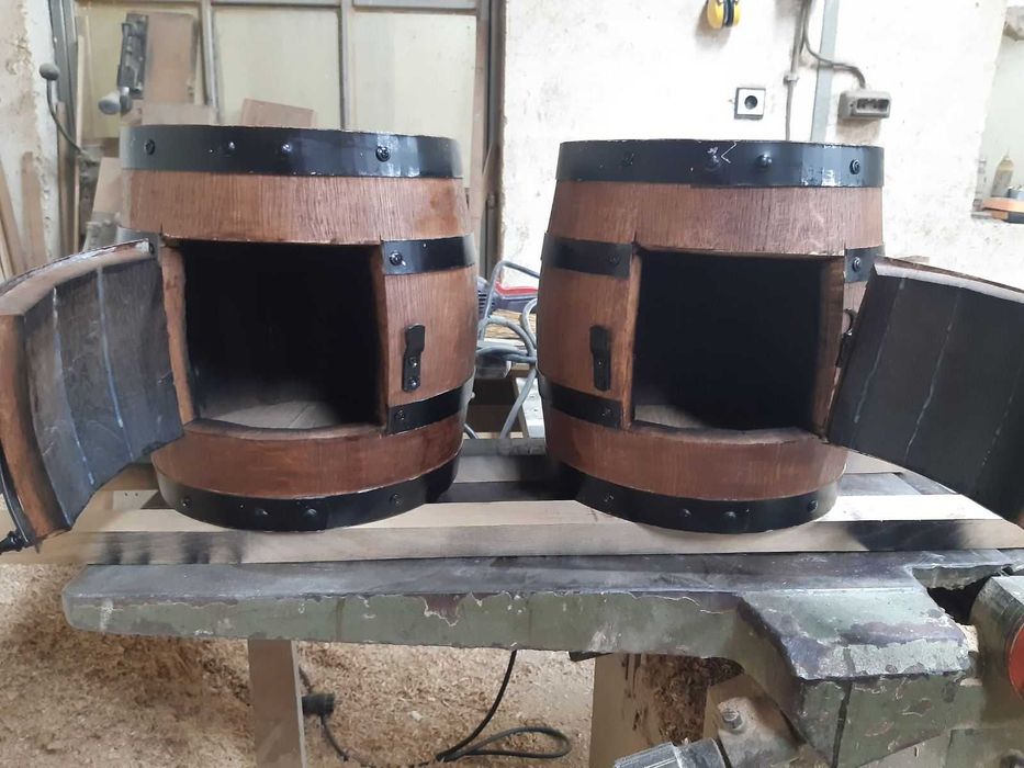 Дървени маси и столове, шкафове тип буре.