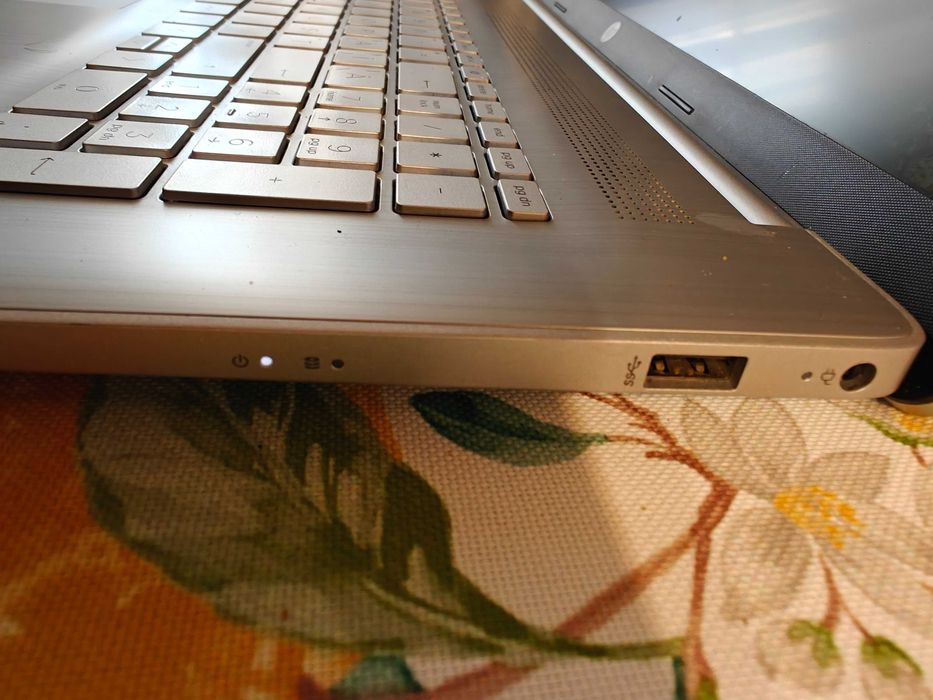 Laptop HP Ryzen 7, display 17 inch