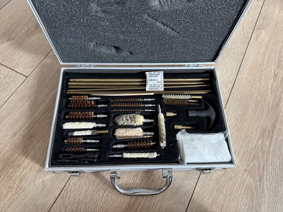 Trusă profesională pentru curățare arme – în cutie aluminiu
