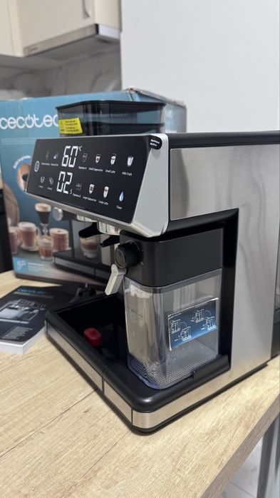 Espressor de cafea cu ecran tactil NOU cu folie pe el
