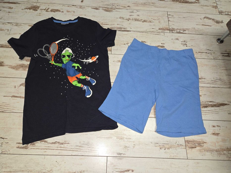 Три пижами  за 10 евро , за момче 146-152см.