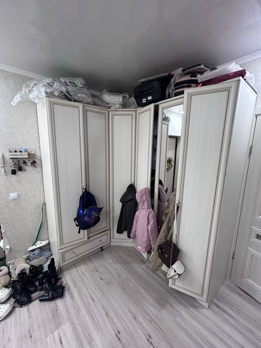 Продам угловой шкаф