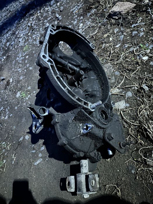 Продам коробку приора 3х болтовая