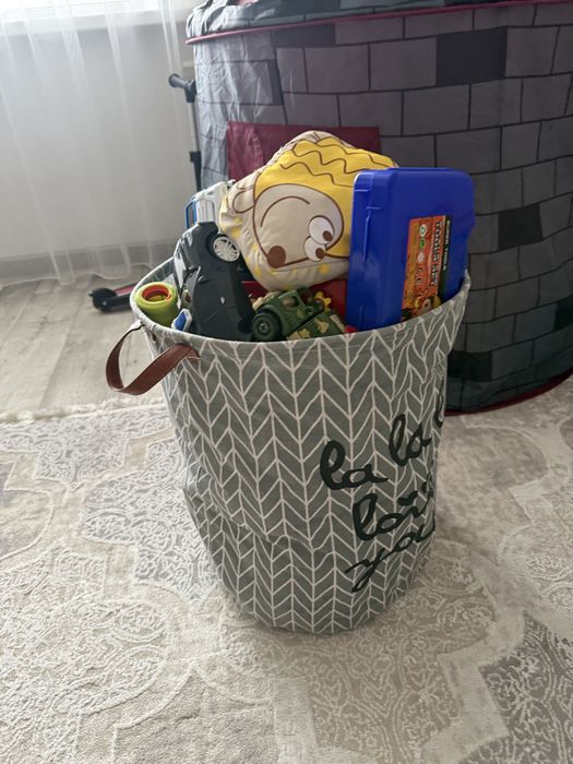 Отдам корзину с игрушками для мальчика за 4000
