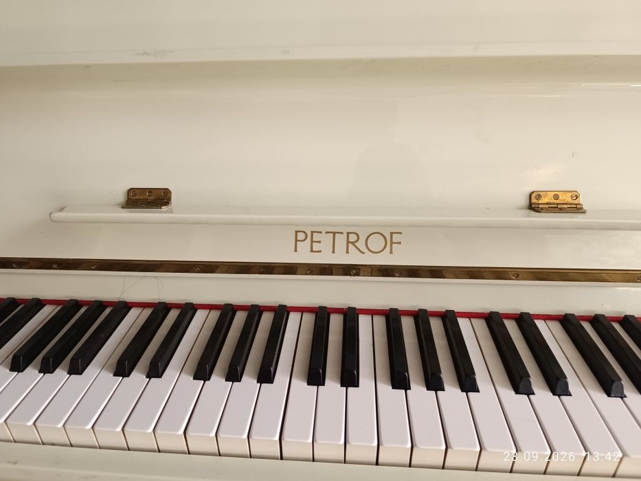 Продам пианино Petrof белый