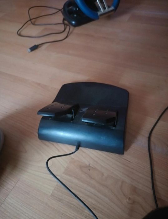 Vând volan gaming cu pedale – pentru PC, nu sunt sigur daca merge și pe PS4, ps5