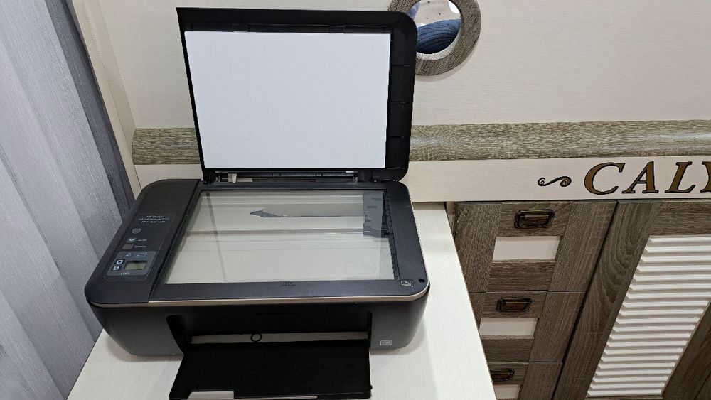 Продам цветной принтер на запчасти