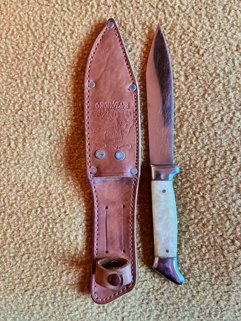 Cuțit de vânătoare cu teacă din piele