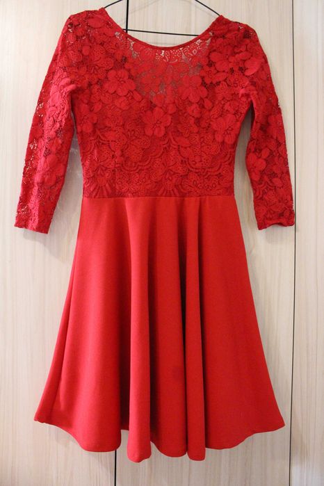 Червена дантелена рокля с гол гръб