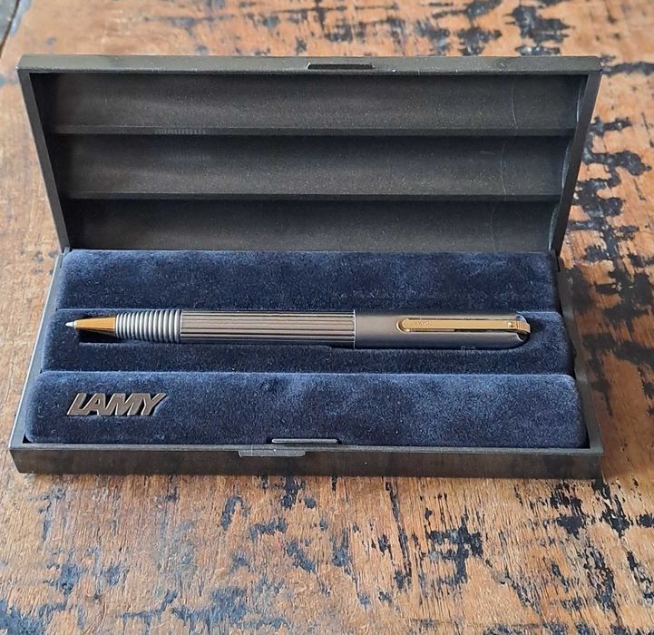 химикалка Lamy Persona twist титаниева с позлатени части, модел 220