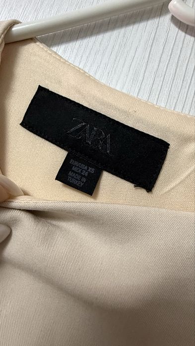 Zara страхотна бежова рокля