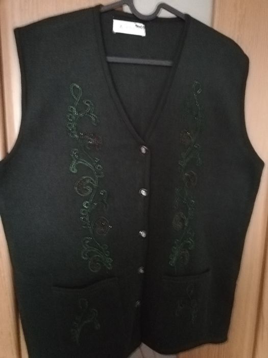 Продам вязаные желеты.