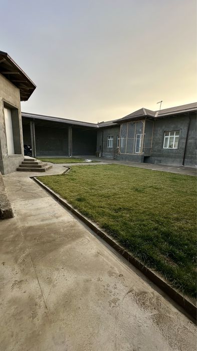 Katta xovli sotiladi