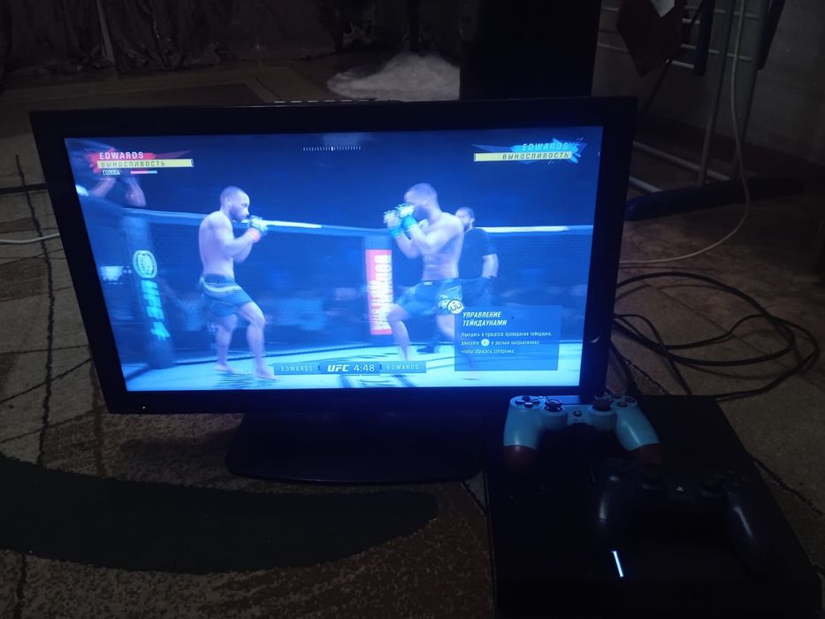 Продам PS4 с телевизором есть 2 джостика