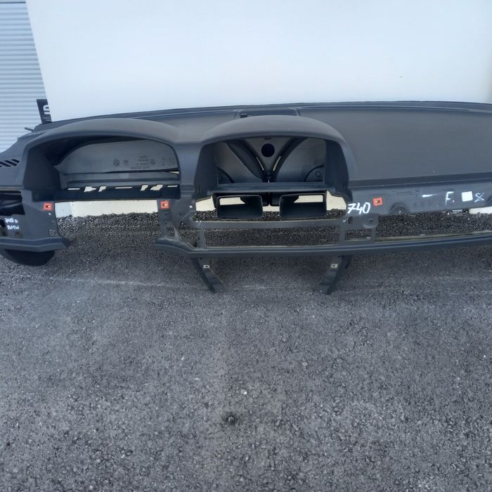 Арматурното табло за BMW 740 2004 година